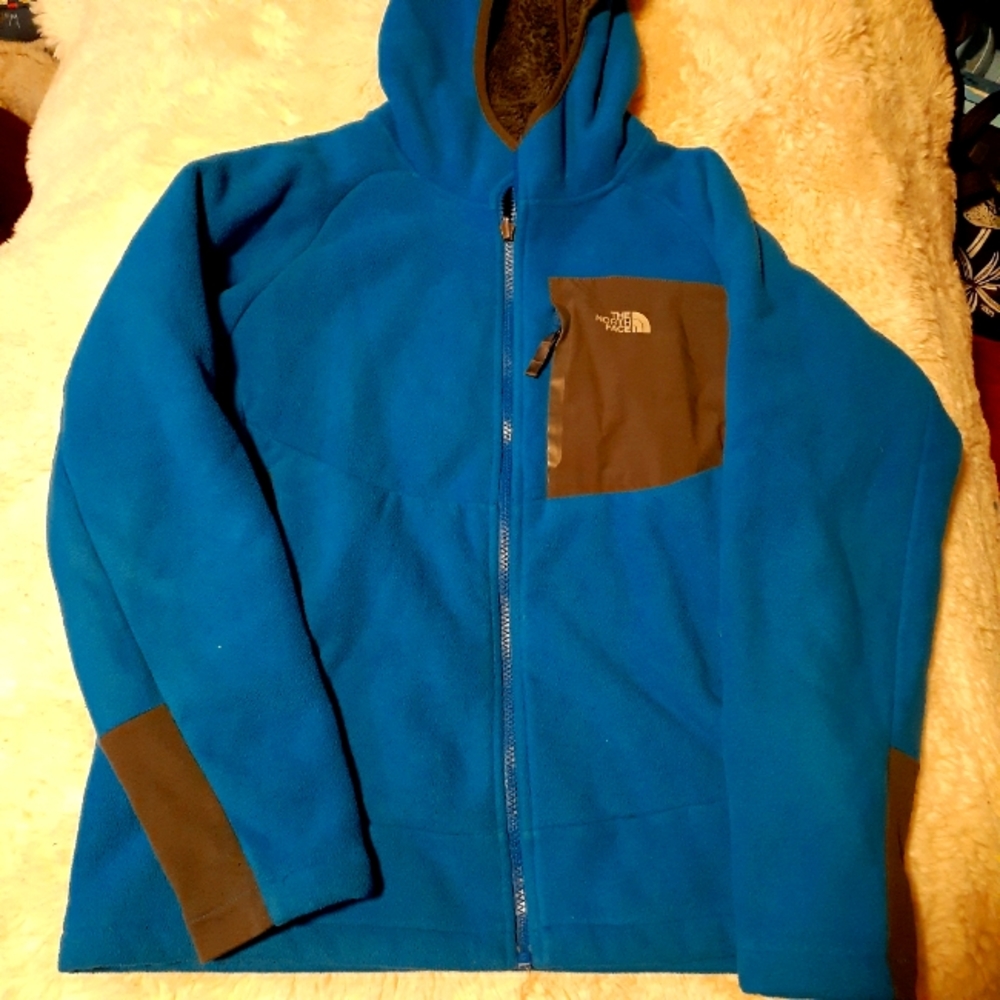 North face jacket size 14-16 boys, blue in color.